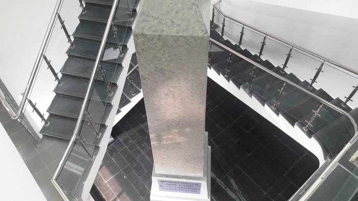 Ngay giữa tòa nhà là cột mốc chủ quyền được cắm trên quần đảo Hoàng Sa có từ thời Pháp thuộc.