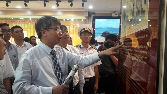 Những vị khách đầu tiên đến "xông đất" nhà trưng bày Hoàng Sa.