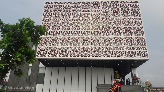 Nhà trưng bày Hoàng Sa nằm trên đường Võ Nguyên Giáp với vị trí hướng nhìn ra biển Đông.