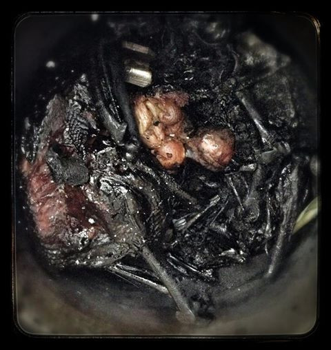 Hình ảnh nồi gà luộc cháy đen được Trần Lập chia sẻ trên trang cá nhân của anh. Hình ảnh nồi gà luộc cháy đen được Trần Lập chia sẻ trên trang cá nhân của anh.