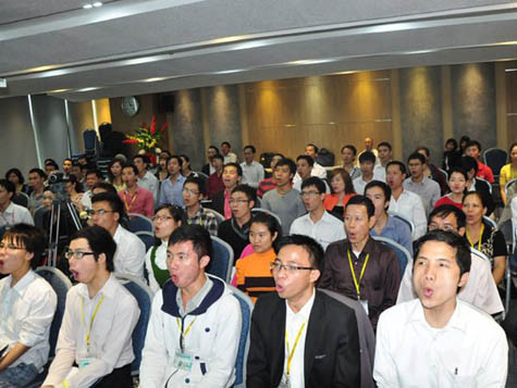 Theo diễn giả Nguyễn Duy Cương: “Không phải ai sinh ra cũng may mắn được sở hữu chất giọng hay. Hầu hết những người thuyết trình giỏi đều phải trải qua khổ luyện...".