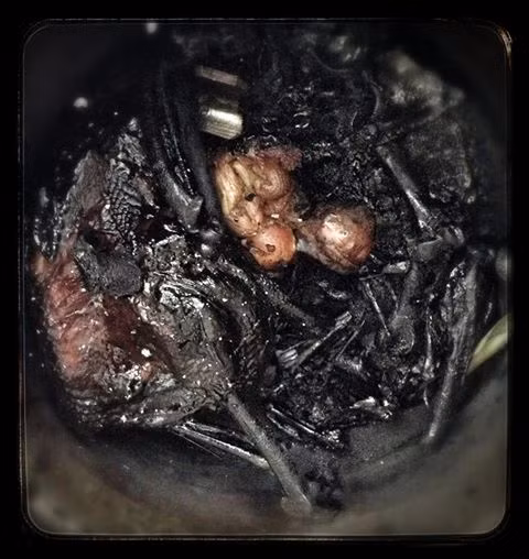 Hình ảnh nồi gà luộc cháy đen được Trần Lập chia sẻ trên trang cá nhân của anh.