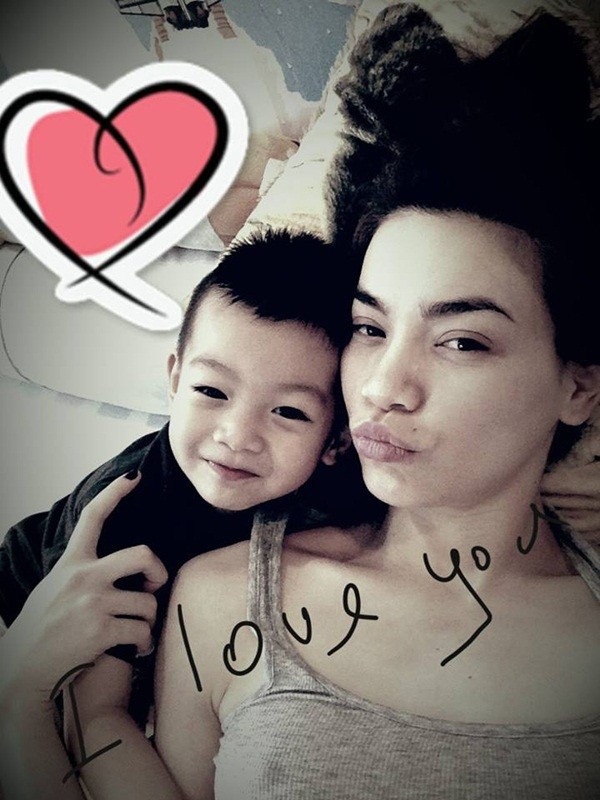 Hồ Ngọc Hà và con trai. Hồ Ngọc Hà và con trai.