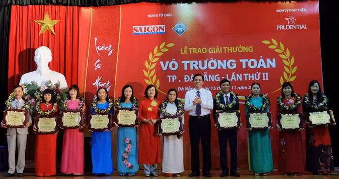 Đà Nẵng vinh danh những thầy, cô giáo có nhiều đóng góp cho sự nghiệp giáo dục. Ảnh: TT