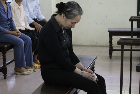 Bị cáo Trần Thị Tuyết Minh trước vành móng ngựa Bị cáo Trần Thị Tuyết Minh trước vành móng ngựa