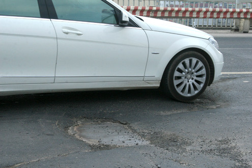 Thậm chí, sàn thép tại vị trí này cũng đã bị lộ thiên (Ảnh: Phương Sơn/VNE) Thậm chí, sàn thép tại vị trí này cũng đã bị lộ thiên (Ảnh: Phương Sơn/VNE)