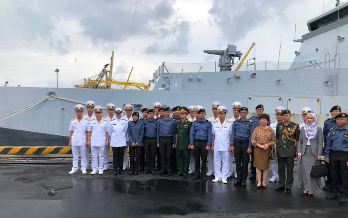 Đại diện các cơ quan Việt Nam chụp ảnh lưu niệm với thủy thủ tàu hải quân Brunei.