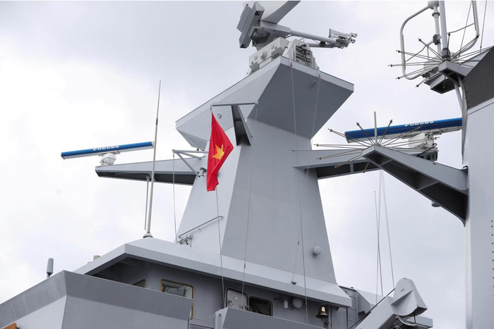 Cờ Việt Nam được treo trên đỉnh tháp rađa của tàu tuần tra KDB DARUTTAQWA .