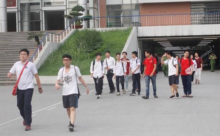 Hướng dẫn tuyển sinh vào lớp 10 trung học phổ thông năm học 2019-2020 của Sở Giáo dục và Đào tạo Hà Nội đã nêu cụ thể công thức tính điểm xét tuyển vào lớp 10 đối với trường công lập, ngoài công lập và tự chủ tài chính. (Ảnh minh họa: Trinh Phúc)