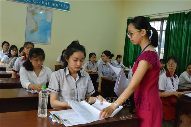 Sáng nay 25/6, thí sinh tham dự kỳ thi quốc gia 2019 trên cả nước sẽ bước vào môn thi đầu tiên là Ngữ văn với thời gian làm bài 120 phút. (Ảnh minh họa: Nguồn TTXVN) Sáng nay 25/6, thí sinh tham dự kỳ thi quốc gia 2019 trên cả nước sẽ bước vào môn thi đầu tiên là Ngữ văn với thời gian làm bài 120 phút. (Ảnh minh họa: Nguồn TTXVN)