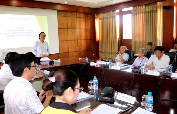 Bộ trưởng Phùng Xuân Nhạ phát biểu tại Hội thảo góp ý hoàn thiện dự thảo tài liệu tập huấn cho thành viên tham gia Hội đồng thẩm định sách giáo khoa lớp 1 (Ảnh: Bộ Giáo dục và Đào tạo) Bộ trưởng Phùng Xuân Nhạ phát biểu tại Hội thảo góp ý hoàn thiện dự thảo tài liệu tập huấn cho thành viên tham gia Hội đồng thẩm định sách giáo khoa lớp 1 (Ảnh: Bộ Giáo dục và Đào tạo)