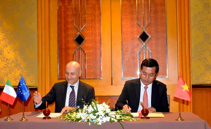 Ngày 6/6, tại Hà Nội, thay mặt Chính phủ hai nước, Thứ trưởng Bộ Giáo dục và Đào tạo Việt Nam Nguyễn Văn Phúc và Đại sứ Cộng hoà Italia tại Việt Nam Antonion Alessandro đã ký kết chương trình hành động về hợp tác giáo dục giai đoạn 2019-2022.(Ảnh: Bộ Giáo dục và Đào tạo) Ngày 6/6, tại Hà Nội, thay mặt Chính phủ hai nước, Thứ trưởng Bộ Giáo dục và Đào tạo Việt Nam Nguyễn Văn Phúc và Đại sứ Cộng hoà Italia tại Việt Nam Antonion Alessandro đã ký kết chương trình hành động về hợp tác giáo dục giai đoạn 2019-2022.(Ảnh: Bộ Giáo dục và Đào tạo)