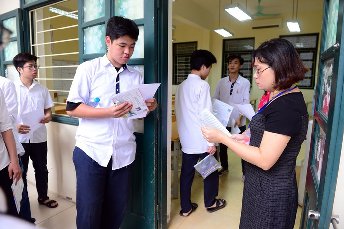Nhận xét về đề thi môn Toán, các giáo viên cho rằng, đề thi không có câu hỏi đánh đố, học sinh nắm vững kiến thức cơ bản là có thể làm được câu hỏi vận dụng. (Ảnh: Dương Hà) Nhận xét về đề thi môn Toán, các giáo viên cho rằng, đề thi không có câu hỏi đánh đố, học sinh nắm vững kiến thức cơ bản là có thể làm được câu hỏi vận dụng. (Ảnh: Dương Hà)
