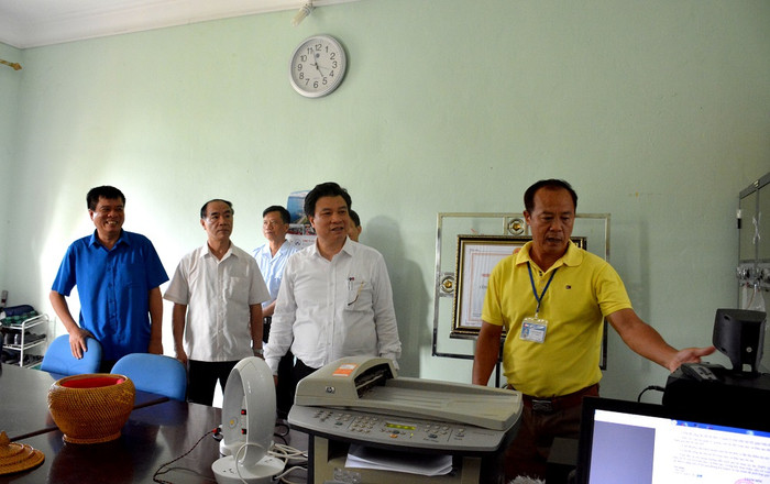 Thứ trưởng Độ kiểm tra tại điểm thi là Trường trung học phổ thông Điện Biên (Ảnh: Bộ Giáo dục và Đào tạo) Thứ trưởng Độ kiểm tra tại điểm thi là Trường trung học phổ thông Điện Biên (Ảnh: Bộ Giáo dục và Đào tạo)
