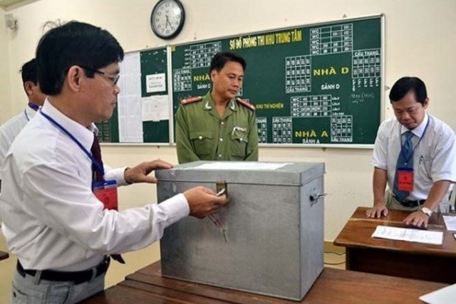 Theo quy định, mọi khâu trong việc làm đề thi, in sao, bảo mật đề thi trung học phổ thông quốc gia đều có sự giám sát chặt chẽ của công an, thanh tra. (Ảnh: Kinh tế đô thị) Theo quy định, mọi khâu trong việc làm đề thi, in sao, bảo mật đề thi trung học phổ thông quốc gia đều có sự giám sát chặt chẽ của công an, thanh tra. (Ảnh: Kinh tế đô thị)