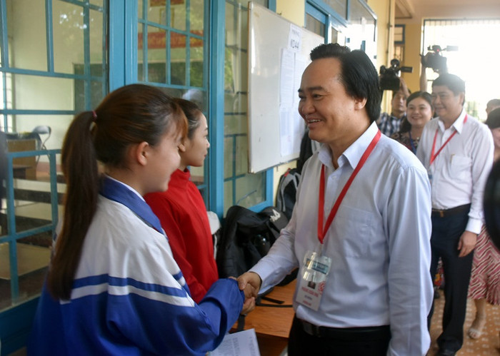 Bộ trưởng động viên thí sinh trước giờ thi môn Ngữ văn (Ảnh: Bộ Giáo dục và Đào tạo) Bộ trưởng động viên thí sinh trước giờ thi môn Ngữ văn (Ảnh: Bộ Giáo dục và Đào tạo)