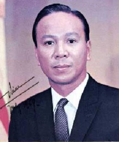 Trong một lần hát phục vụ cho lính biệt động quân ở trại Đào Bá Phước, ca sĩ Kim Loan hội ngộ với Nguyễn Văn Thiệu đang đến dự buổi lễ của binh chủng. Ca sĩ Kim Loan tỏa sáng bởi nhan sắc hơn là giọng ca đã lọt vào mắt xanh đa tình của Tổng thống Thiệu. Sau đó bằng một kênh bí mật, Thiệu chỉ thị cho Đặng Văn Quang và trung tá Ngân đứng ra mai mối. Kim Loan trở thành vợ bé của ngài tổng thống một cách hết sức bí mật được khoảng gần một năm. Trong một lần hát phục vụ cho lính biệt động quân ở trại Đào Bá Phước, ca sĩ Kim Loan hội ngộ với Nguyễn Văn Thiệu đang đến dự buổi lễ của binh chủng. Ca sĩ Kim Loan tỏa sáng bởi nhan sắc hơn là giọng ca đã lọt vào mắt xanh đa tình của Tổng thống Thiệu. Sau đó bằng một kênh bí mật, Thiệu chỉ thị cho Đặng Văn Quang và trung tá Ngân đứng ra mai mối. Kim Loan trở thành vợ bé của ngài tổng thống một cách hết sức bí mật được khoảng gần một năm.