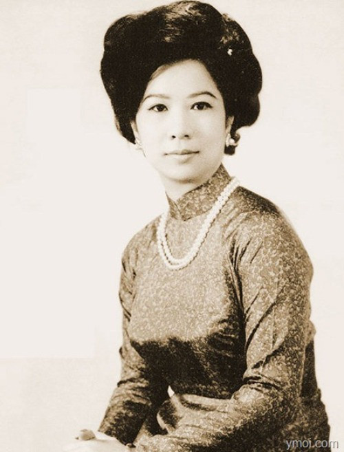 Mặc dù Thiệu được hầu tá Đặng Văn Quang (cậu vợ) và trung tá Ngân bảo vệ, che chắn kín đáo không lộ quan hệ bí mật với ca sĩ Kim Loan ra ngoài, nhưng vỏ quít dày, có móng tay nhọn, cuối cùng tin tức đã lọt đến tai đệ nhất phu nhân Nguyễn Thị Mai Anh. Mặc dù Thiệu được hầu tá Đặng Văn Quang (cậu vợ) và trung tá Ngân bảo vệ, che chắn kín đáo không lộ quan hệ bí mật với ca sĩ Kim Loan ra ngoài, nhưng vỏ quít dày, có móng tay nhọn, cuối cùng tin tức đã lọt đến tai đệ nhất phu nhân Nguyễn Thị Mai Anh.