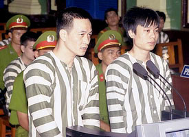 Hai người đều ăn hết bữa sáng gồm bánh mì, bánh bao, đùi gà, nước ngọt. Năm Cam và Phạm Văn Minh giờ như kẻ mất hồn, ngồi bất thần. Châu Phát Lai Em mặt đổ chàm, chân tay hơi run (đối tượng bên phải ảnh là Nguyễn Việt Hưng, tức Hưng Mi-nhon, đối tượng dùng súng hạ sát Dung Hà. Bên trái ảnh là trùm giang hồ Hải Bánh).