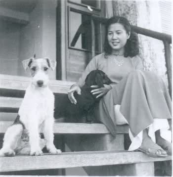 Cựu hoàng và bà Mộng Điệp về chung sống tại căn hộ số 51 đường Trần Hưng Đạo. Tháng 3/1946, cựu hoàng được Chủ tịch Hồ Chí Minh cử sang Trung Quốc và lưu lại nước ngoài trong một sứ mệnh ngoại giao. Sau năm 1949, khi Bảo Đại từ Hong Kong về nước, bà luôn được gần gũi cựu hoàng đế. Thậm chí, ở Đà Lạt, Bảo Đại còn dành tặng cho bà một toà nhà riêng, gần biệt điện hoàng đế để tiện sớm tối kề cận. Khi tháp tùng cựu hoàng sang Pháp về sống ở Cannes, bà cũng tậu một biệt thự riêng gần lâu đài Thorenc của hoàng gia. Cựu hoàng và bà Mộng Điệp về chung sống tại căn hộ số 51 đường Trần Hưng Đạo. Tháng 3/1946, cựu hoàng được Chủ tịch Hồ Chí Minh cử sang Trung Quốc và lưu lại nước ngoài trong một sứ mệnh ngoại giao. Sau năm 1949, khi Bảo Đại từ Hong Kong về nước, bà luôn được gần gũi cựu hoàng đế. Thậm chí, ở Đà Lạt, Bảo Đại còn dành tặng cho bà một toà nhà riêng, gần biệt điện hoàng đế để tiện sớm tối kề cận. Khi tháp tùng cựu hoàng sang Pháp về sống ở Cannes, bà cũng tậu một biệt thự riêng gần lâu đài Thorenc của hoàng gia.