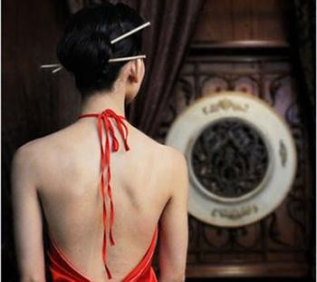 Một số sách cũng chép rằng, xuất hiện cùng thời với bà Mộng Điệp trong quan hệ tình cảm với ông hoàng Bảo Đại còn có bà Lý Lệ Hà, nổi tiếng nhan sắc và đa tình. Sách Bảo Đại hay những ngày cuối cùng của Vương quốc An Nam ghi: Bảo Đại quan hệ công khai với Lệ Hà, đêm đêm đi dạo, ăn nhậu, lui tới các nơi ăn chơi, tiệm nhảy bất chấp dị nghị khi mọi người xung quanh đang sống khắc khổ đạm bạc. Một số sách cũng chép rằng, xuất hiện cùng thời với bà Mộng Điệp trong quan hệ tình cảm với ông hoàng Bảo Đại còn có bà Lý Lệ Hà, nổi tiếng nhan sắc và đa tình. Sách Bảo Đại hay những ngày cuối cùng của Vương quốc An Nam ghi: Bảo Đại quan hệ công khai với Lệ Hà, đêm đêm đi dạo, ăn nhậu, lui tới các nơi ăn chơi, tiệm nhảy bất chấp dị nghị khi mọi người xung quanh đang sống khắc khổ đạm bạc.