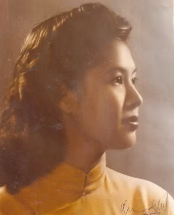 Sau lễ cưới, Bảo Đại cùng Hoàng hậu Nam Phương dọn về ở tại điện Kiến Trung thuộc khu vực cấm thành. Trong 12 năm “hương lửa mặn nồng”, hai người có với nhau 5 người con và tưởng rằng “tình đẹp bất tử”. Song, nào ngờ thời điểm đánh dấu sự kiện vị vua thứ 13 của nhà Nguyễn kết thúc lời thề “chỉ một vợ một chồng” là lúc Mộng Điệp, người đẹp gốc Kinh Bắc sinh trưởng ở Hà Nội, xuất hiện năm 1946.