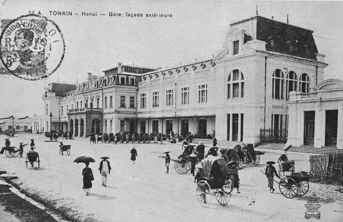 Tuy nhiên, cuối cùng cuộc tình giữa Lý Lệ Hà và Bảo Đại cũng kết thúc vì Bảo Đại vốn là một người đàn ông đẹp trai, thông minh nhưng cũng vô cùng đa tình. Ông hoàng Bảo Đại đã tự động rời bỏ cô vũ nữ xinh đẹp để tiếp tục đeo đuổi những mối tình khác. Theo một số tài liệu, Lý Lệ Hà đã sang Pháp, kết hôn với một người bản địa và sống tại một làng ngoại thành Paris. Lý Lệ Hà cũng không gặp lại đức vua Bảo Đại lần nào nữa từ khi sống ở đất Pháp (ảnh minh họa: Ga Hà Nội xưa). Tuy nhiên, cuối cùng cuộc tình giữa Lý Lệ Hà và Bảo Đại cũng kết thúc vì Bảo Đại vốn là một người đàn ông đẹp trai, thông minh nhưng cũng vô cùng đa tình. Ông hoàng Bảo Đại đã tự động rời bỏ cô vũ nữ xinh đẹp để tiếp tục đeo đuổi những mối tình khác. Theo một số tài liệu, Lý Lệ Hà đã sang Pháp, kết hôn với một người bản địa và sống tại một làng ngoại thành Paris. Lý Lệ Hà cũng không gặp lại đức vua Bảo Đại lần nào nữa từ khi sống ở đất Pháp (ảnh minh họa: Ga Hà Nội xưa).