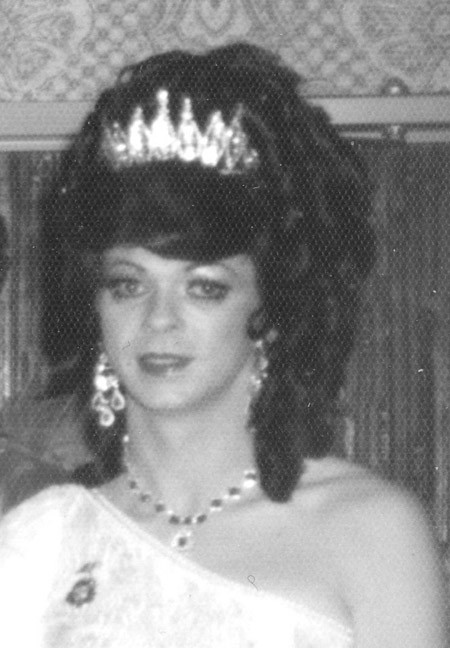 Không chỉ “cặp kè” với người đẹp ở quê hương, ông hoàng Bảo Đại còn có đàn bà Trung Hoa, Hong Kong, Pháp, Nhật Bản, Zaire…Trong một lần vua Bảo Đại lên Đà Lạt thăm cô tình nhân da trắng mắt xanh, nhà vua đã bị ông chồng Tây của cô này nổi cơn ghen, vác súng đuổi bắn gãy chân. Việc này đã khiến cho Toàn quyền Đông Dương lúc đó là Jean Decoux vô cùng lo lắng. Ông này vội vàng điều máy bay chở vua về Sài Gòn chữa trị. Để tránh bị tai tiếng, vị toàn quyền đã tuyên bố rằng, Bảo Đại đi săn và không may bị “vấp ngã xuống hố bẫy cọp” (ảnh: Monique Baudot, người vợ mang quốc tịch Pháp của vua Bảo Đại). Không chỉ “cặp kè” với người đẹp ở quê hương, ông hoàng Bảo Đại còn có đàn bà Trung Hoa, Hong Kong, Pháp, Nhật Bản, Zaire…Trong một lần vua Bảo Đại lên Đà Lạt thăm cô tình nhân da trắng mắt xanh, nhà vua đã bị ông chồng Tây của cô này nổi cơn ghen, vác súng đuổi bắn gãy chân. Việc này đã khiến cho Toàn quyền Đông Dương lúc đó là Jean Decoux vô cùng lo lắng. Ông này vội vàng điều máy bay chở vua về Sài Gòn chữa trị. Để tránh bị tai tiếng, vị toàn quyền đã tuyên bố rằng, Bảo Đại đi săn và không may bị “vấp ngã xuống hố bẫy cọp” (ảnh: Monique Baudot, người vợ mang quốc tịch Pháp của vua Bảo Đại).