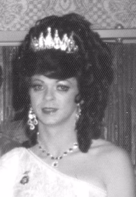 Không chỉ “cặp kè” với người đẹp ở quê hương, ông hoàng Bảo Đại còn có đàn bà Trung Hoa, Hong Kong, Pháp, Nhật Bản, Zaire…Trong một lần vua Bảo Đại lên Đà Lạt thăm cô tình nhân da trắng mắt xanh, nhà vua đã bị ông chồng Tây của cô này nổi cơn ghen, vác súng đuổi bắn gãy chân. Việc này đã khiến cho Toàn quyền Đông Dương lúc đó là Jean Decoux vô cùng lo lắng. Ông này vội vàng điều máy bay chở vua về Sài Gòn chữa trị. Để tránh bị tai tiếng, vị toàn quyền đã tuyên bố rằng, Bảo Đại đi săn và không may bị “vấp ngã xuống hố bẫy cọp” (ảnh: Monique Baudot, người vợ mang quốc tịch Pháp của vua Bảo Đại).