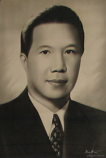 Bảo Đại (1913 - 1997) có tên húy là Nguyễn Phúc Vĩnh Thụy, là con của Vua Khải Định và Từ Cung Hoàng thái hậu, là vị Hoàng đế thứ 13 và cuối cùng của triều Nguyễn. Được mệnh danh là vị vua đa tình và ăn chơi khét tiếng một thời, Bảo Đại có những bà vợ và nhân tình tuyệt sắc giai nhân. Trong đó, Nam Phương Hoàng hậu, bà Phi Ánh, Monique Marie Eugene Baudo, Hoàng Tiểu Lan và Mộng Điệp là 5 phụ nữ được nhà vua hết mực sủng ái. Bảo Đại (1913 - 1997) có tên húy là Nguyễn Phúc Vĩnh Thụy, là con của Vua Khải Định và Từ Cung Hoàng thái hậu, là vị Hoàng đế thứ 13 và cuối cùng của triều Nguyễn. Được mệnh danh là vị vua đa tình và ăn chơi khét tiếng một thời, Bảo Đại có những bà vợ và nhân tình tuyệt sắc giai nhân. Trong đó, Nam Phương Hoàng hậu, bà Phi Ánh, Monique Marie Eugene Baudo, Hoàng Tiểu Lan và Mộng Điệp là 5 phụ nữ được nhà vua hết mực sủng ái.