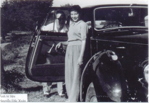 Theo nhiều tài liệu, Thứ phi Mộng Điệp là người phụ nữ được gần gũi Bảo Đại nhiều nhất và thậm chí, là người được ông hoàng này yêu quý hết mực. Bà Mộng Điệp sinh năm 1924 tại Bắc Ninh, gặp cựu hoàng Bảo Đại tại Hà Nội năm 1945, khi ông đang làm cố vấn cho Chính phủ Việt Nam Dân chủ Cộng hòa. Lúc đó, bà Mộng Điệp là một vũ nữ nổi danh Hà thành, mới 21 tuổi; còn Bảo Đại vừa từ giã ngai vàng ở tuổi 32 và họ đã phải lòng nhau, dù người đẹp đã có một đời chồng (thầy thuốc-bác sĩ Phạm Văn Phán nổi tiếng ở Hà Nội lúc đương thời) và một đứa con riêng (hiện sinh sống và làm trong ngành ngân hàng ở Pháp). Theo nhiều tài liệu, Thứ phi Mộng Điệp là người phụ nữ được gần gũi Bảo Đại nhiều nhất và thậm chí, là người được ông hoàng này yêu quý hết mực. Bà Mộng Điệp sinh năm 1924 tại Bắc Ninh, gặp cựu hoàng Bảo Đại tại Hà Nội năm 1945, khi ông đang làm cố vấn cho Chính phủ Việt Nam Dân chủ Cộng hòa. Lúc đó, bà Mộng Điệp là một vũ nữ nổi danh Hà thành, mới 21 tuổi; còn Bảo Đại vừa từ giã ngai vàng ở tuổi 32 và họ đã phải lòng nhau, dù người đẹp đã có một đời chồng (thầy thuốc-bác sĩ Phạm Văn Phán nổi tiếng ở Hà Nội lúc đương thời) và một đứa con riêng (hiện sinh sống và làm trong ngành ngân hàng ở Pháp).