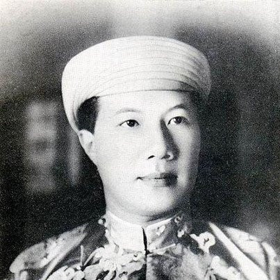 Đối với phụ nữ, lúc nào nhà vua cũng lịch sự, hào phóng và lãng mạn. Những khi kiếm được tiền ông có thể vung tay mua biệt thự đắt giá tặng cho người tình. Nhưng cũng có lần lâm vào cảnh túng quẫn, ông phải sống bằng số vốn liếng đã cóp nhặt cả đời của một cô gái nhảy. Vua Bảo Đại là vị hoàng đế đa tình. Khó tính hết được đã có biết bao người phụ nữ đủ các dân tộc, quốc tịch đi qua cuộc đời ông. Đối với phụ nữ, lúc nào nhà vua cũng lịch sự, hào phóng và lãng mạn. Những khi kiếm được tiền ông có thể vung tay mua biệt thự đắt giá tặng cho người tình. Nhưng cũng có lần lâm vào cảnh túng quẫn, ông phải sống bằng số vốn liếng đã cóp nhặt cả đời của một cô gái nhảy. Vua Bảo Đại là vị hoàng đế đa tình. Khó tính hết được đã có biết bao người phụ nữ đủ các dân tộc, quốc tịch đi qua cuộc đời ông.