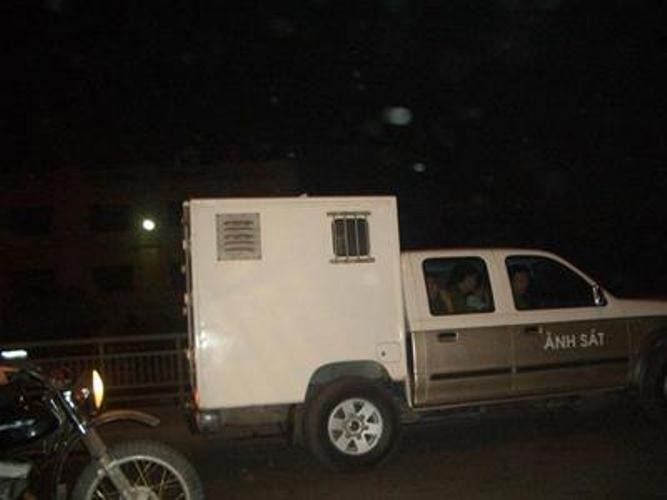 Ngày hắn lầm lỳ là vậy, nhưng đêm đến vẫn lầm rầm khấn nguyện cả người sống, người chết tha thứ. Sự thanh thản chờ ngày ra pháp trường của Khánh chỉ là vỏ bọc bên ngoài, chứ sâu thẳm hắn cũng rúng động khi biết mình sắp phải từ giã cuộc sống.