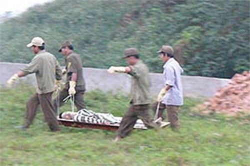 Sau tiếng súng lục vang lên, ông Vọng - phu trường bắn lại đối diện với công việc thường nhật của mình. Ông Vọng từ từ, hạ Khánh "trắng" xuống, gỡ khăn che mặt, bóc băng dính gắn miệng. Ông đã nhiều lần đối diện với sự sống và cái chết, nhưng với mỗi tử tù là một ám ảnh khác nhau. Ông thoáng giật mình, theo phản xạ, khi nhìn thấy đôi mắt trắng dã giãn hết đồng tử, trợn tròn, trừng trừng của Khánh. Đôi mắt ấy, mở căng hết cỡ như muốn xé toang tấm khăn bịt mắt để một lần cuối nhìn thấy sự sống trên thế giới của con người.