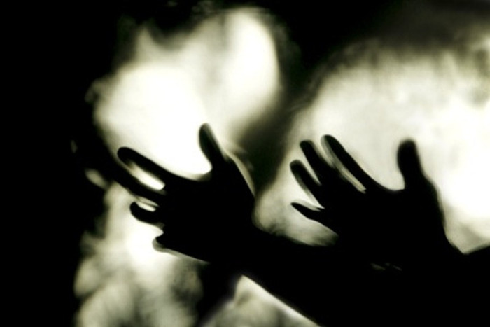 Khánh lặng lẽ, đối diện với chính mình. Không còn bóng dáng của một tên giang hồ cộm cán, Khánh "trắng" bỗng trở nên hiền khô, nền nã. Ông Vọng (một phu trường bắn) kể rằng, thời điểm ấy nhìn thấy Khánh, ít người có thể tưởng tượng được hắn là nỗi ám ảnh của nhiều tiểu thương buôn bán tại chợ Đồng Xuân, giới kinh doanh nhà nghỉ, quán bar, các nhóm tội phạm có tổ chức tại Hà Nội và nhiều tỉnh thành từ Hải Phòng đến TP.Hồ Chí Minh.