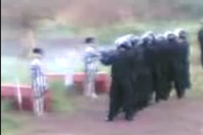 Và Khánh "trắng" được đưa đến trường bắn an toàn. Vẫn giữ sự bình tĩnh, Khánh "trắng" đến dựa cột. Hắn liếc nhìn chiếc quan tài màu đỏ đã chuẩn bị sẵn cho hắn. Phải chăng, sự bình tĩnh ấy có được bởi hắn là tên trùm giang hồ "nặng số", và trước đó hắn cảm nhận được sự không cô đơn? Làm xong mọi thủ tục, Khánh dựa đầu ngay ngắn vào thanh tre chờ đợi.