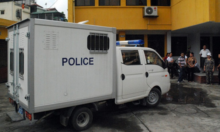 Không ai hiểu khi đối mặt với bản án tử hình, ngồi thúc thủ trong buồng biệt giam, hàng ngày nhìn qua lỗ khoá đếm thời gian trôi, mỗi sáng bình minh lại biết mình sống thêm một ngày thì Khánh nghĩ gì? Có lúc nào, trong hắn dằn vặt, hối hận về những tội ác mình đã gây ra khiến nhiều người vợ sớm phải vĩnh biệt chồng, con cái mất cha mẹ hay không? Chỉ biết rằng, những lúc sắp kết thúc đời người thì những hỉ nộ ái ố, những cảm xúc đan xen lẫn lộn luôn hiển hiện trong con người Khánh.