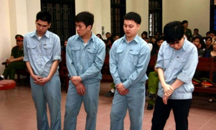 Xuân cũng có trong tay một bọn ong ve khá đông, chuyên làm nghề đòi nợ thuê. Năm 2009, trong một vụ đòi nợ, Xuân đã lệnh cho đàn em “lấy số” Long Túyp, một tay anh chị cộm cán ở Hải Phòng bằng 1 phát đạn từ khẩu súng hoa cải. Vụ thanh toán công khai ngay trên vỉa hè Hải Phòng khiến người ta liên tưởng tới việc Năm Cam lấy số Dung Hà cách đây chừng 10 năm (ảnh: Băng nhóm của Xuân Taliban ở phiên tòa).