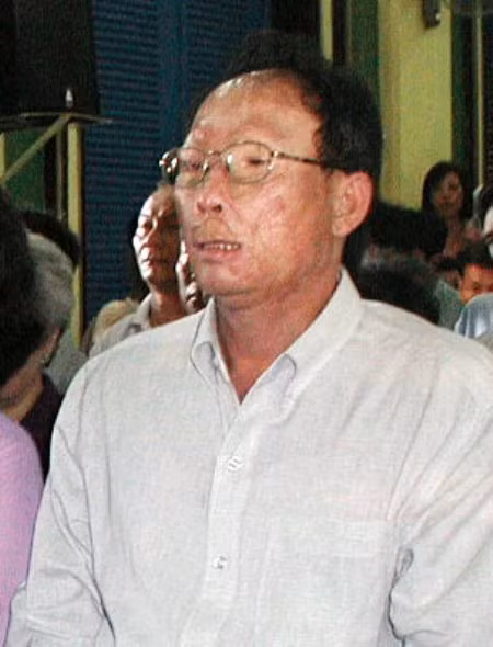 Hai mí mắt cũng chảy ra dính vào nhau, bịt kín con mắt. Qua nhiều lần phẫu thuật chỉnh hình, lột toàn bộ da mông, đùi đắp lên mặt, nhưng mặt Lâm vẫn biến dạng hoàn toàn. Hai mắt gần như loà hẳn, với hai hốc mắt nhỏ xíu được mở nhân tạo. Mỗi lần lấy ngón tay ấn lên, những giọt nước đục như nước gạo từ hố mắt lại ứa ra. Bị hại, nhưng Lâm "chín ngón" vẫn không cho gia đình báo công an. Trước sau, anh ta chỉ một mực cho rằng tai vạ hôm nay chính là nghiệp chướng mà anh ta đã vay thì phải trả.