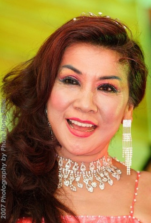 Loan vừa đứng lên định đi ra thì "ổng" bước vào, tất cả mọi người cùng đứng lên để chào "ổng". Kẹt rồi. Loan phải ngồi lại. Lần ấy Loan có nói chuyện với ông Phó Tổng thống một lúc. Ông ta hỏi Loan: "Nhà cô ở đâu?". Ổng nói "Tôi hay ăn phở số 1 gì đó đường Trương Tấn Bửu...". Chỉ có lần đó Loan được nói chuyện với một ông lớn trong chính quyền, chứ còn mình là người dân, làm sao quen được các ông ấy". Loan vừa đứng lên định đi ra thì "ổng" bước vào, tất cả mọi người cùng đứng lên để chào "ổng". Kẹt rồi. Loan phải ngồi lại. Lần ấy Loan có nói chuyện với ông Phó Tổng thống một lúc. Ông ta hỏi Loan: "Nhà cô ở đâu?". Ổng nói "Tôi hay ăn phở số 1 gì đó đường Trương Tấn Bửu...". Chỉ có lần đó Loan được nói chuyện với một ông lớn trong chính quyền, chứ còn mình là người dân, làm sao quen được các ông ấy".