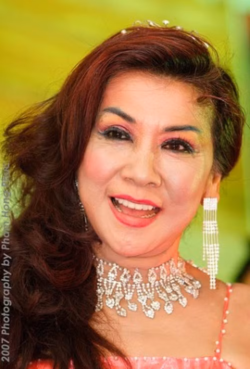 Loan vừa đứng lên định đi ra thì "ổng" bước vào, tất cả mọi người cùng đứng lên để chào "ổng". Kẹt rồi. Loan phải ngồi lại. Lần ấy Loan có nói chuyện với ông Phó Tổng thống một lúc. Ông ta hỏi Loan: "Nhà cô ở đâu?". Ổng nói "Tôi hay ăn phở số 1 gì đó đường Trương Tấn Bửu...". Chỉ có lần đó Loan được nói chuyện với một ông lớn trong chính quyền, chứ còn mình là người dân, làm sao quen được các ông ấy".