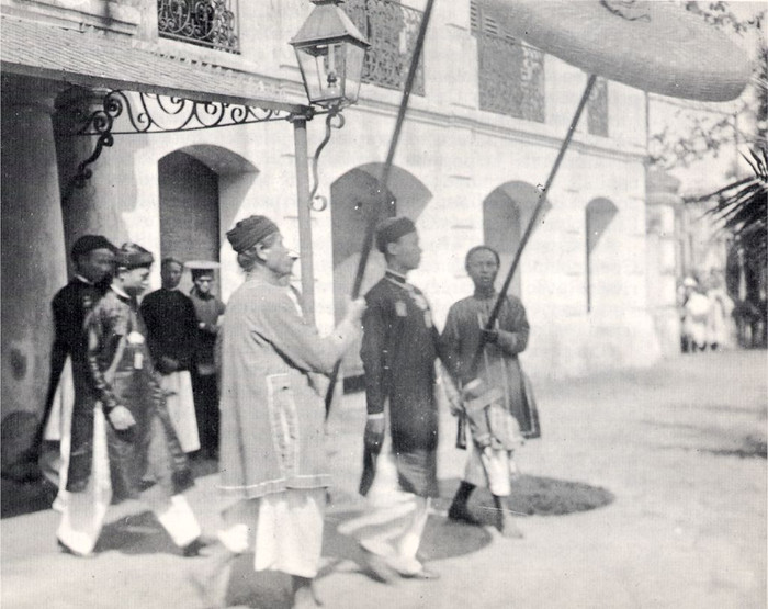 Vua Thành Thái và em tới thăm quan toàn quyền (1900) Vua Thành Thái và em tới thăm quan toàn quyền (1900)
