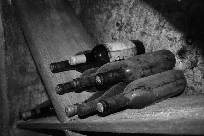 “Thì đã sao. Thịt người tanh không ăn được, đừng doạ nhau, tụi này không thích!”. Bị khiêu khích, tên Thiếu úy Hải xấn tới, chụp lấy tay cô cave kéo về phía mình, tuyên bố: “Không thích cũng bắt!”. Hải Súng chụp chai Black and White trên bàn ném mạnh vào mặt đối thủ. Thiếu úy Hải buông cô cave, tránh đòn và móc súng. Đại Cathay hét lên: “Tụi nó chơi súng, rút, tụi bây” (Ảnh: những chai rượu Black and White). Băng của Đại chưa kịp chạy thì các loạt súng đã nổ, một viên đạn trúng vào đầu gối Đại làm y gục xuống. Hải Súng xốc Đại lên, bỏ chạy khỏi vũ trường trong lúc, Lâm Chín ngón có giắt súng theo đã đọ súng cầm chân đám lính, hai bên bắn loạn xạ, nhưng vì đèn trong vũ trường vụt tắt nên không gây thương vong gì thêm.