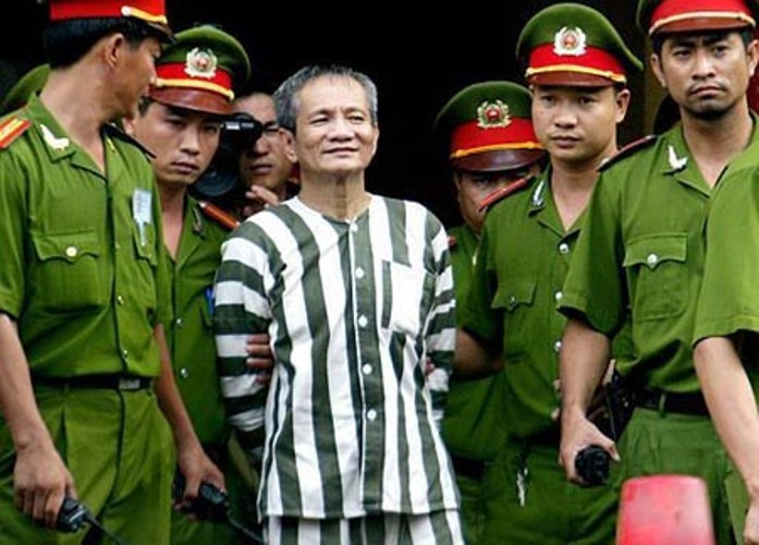 Chả thế mà, sau khi ra tù, biết không thể trụ lại Hải Phòng, khi thị quyết định Nam tiến để tìm địa bàn hoạt động mới đã có hàng tá đàn em đệ tử đi theo để gây dựng sự nghiệp và bảo vệ thị. Ở đất làm ăn mới, để lấy số má và địa bàn hoạt động, Dung Hà đã không ngán gì mà không quậy tưng bừng công việc làm ăn của Năm Cam khiến cho tên trùm giang hồ số 1 Sài thành cũng phải ngao ngán (ảnh: Năm Cam tại phiên tòa xét xử sơ thẩm).