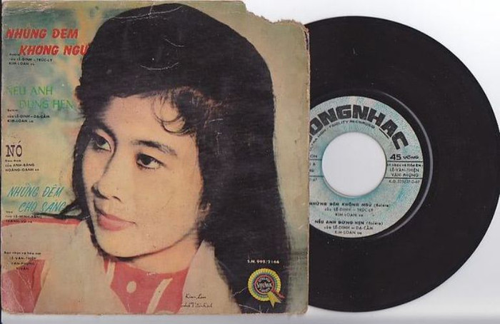 Nghe đoạn tâm sự trên của ca sĩ Kim Loan, rất nhiều người đâm ra nghi ngờ câu chuyện của nàng ca sĩ "vợ bé" Tổng thống diễn quá tài, diễn mà cứ như thật. Nghe đoạn tâm sự trên của ca sĩ Kim Loan, rất nhiều người đâm ra nghi ngờ câu chuyện của nàng ca sĩ "vợ bé" Tổng thống diễn quá tài, diễn mà cứ như thật.