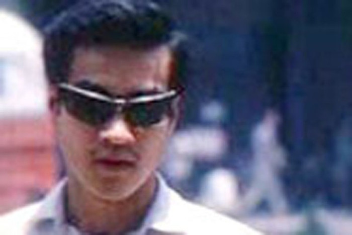 Cho đến tận bây giờ, không còn ai được biết Đại là con ai, tên thật là gì. Ngay chính Đại Cathay cũng… không biết. Quá nhiều lần bị cảnh sát triệu tập hay bắt giữ, Đại tự khai cho mình hơn chục lai lịch khác nhau. Đại sinh năm 1940, tuổi con rồng. Mẹ của Đại thường được gọi là bà Sáu. Còn cha Đại tên là Lê Văn Cự, vốn cũng là một tay giang hồ ở khu vực chợ Cầu Muối. Khi Đại còn rất nhỏ, ông Cự tham gia kháng chiến, sau đó bỏ vào chiến khu rừng Sác đầu quân vào bộ đội Bình Xuyên của thủ lĩnh Dương Văn Dương. Cho đến tận bây giờ, không còn ai được biết Đại là con ai, tên thật là gì. Ngay chính Đại Cathay cũng… không biết. Quá nhiều lần bị cảnh sát triệu tập hay bắt giữ, Đại tự khai cho mình hơn chục lai lịch khác nhau. Đại sinh năm 1940, tuổi con rồng. Mẹ của Đại thường được gọi là bà Sáu. Còn cha Đại tên là Lê Văn Cự, vốn cũng là một tay giang hồ ở khu vực chợ Cầu Muối. Khi Đại còn rất nhỏ, ông Cự tham gia kháng chiến, sau đó bỏ vào chiến khu rừng Sác đầu quân vào bộ đội Bình Xuyên của thủ lĩnh Dương Văn Dương.