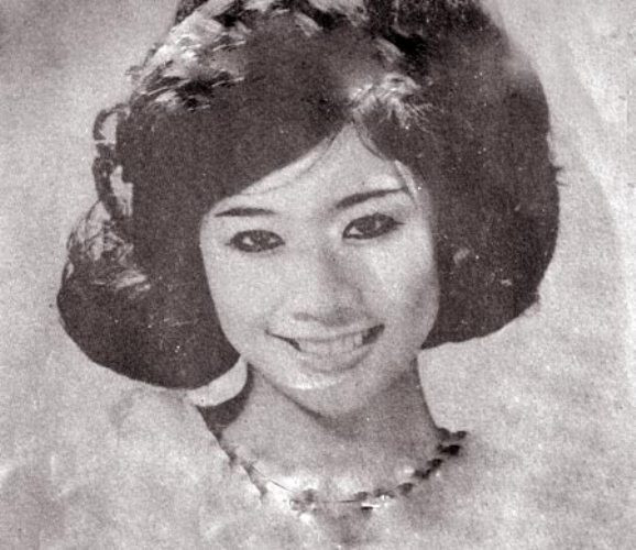 Tài và sắc là hai yếu tố hội đủ trong Kim Loan với vẻ đẹp hơi Tây, luôn sáng rực, lung linh khi bước lên sân khấu. Kim Loan có khuôn mặt đẹp, nụ cười tươi như hoa hồng Đà Lạt nở buổi ban mai và sở hữu sóng mũi thanh tú, vầng trán băng sương, mái tóc buông dài và thật quyến rũ khi nàng cài thêm chiếc nơ. Có người đã ví cô như là cây bonsai, chưa được uốn cành tỉa lá để trở thành một thứ cây cảnh với những nét hài hòa ngoạn mục. Chỉ cần gia công một chút, Kim Loan có thể trở thành ngôi sao lung linh sánh vai với Thẩm Thúy Hằng, Kiều Chinh, Mộng Tuyền, Thanh Nga. Tài và sắc là hai yếu tố hội đủ trong Kim Loan với vẻ đẹp hơi Tây, luôn sáng rực, lung linh khi bước lên sân khấu. Kim Loan có khuôn mặt đẹp, nụ cười tươi như hoa hồng Đà Lạt nở buổi ban mai và sở hữu sóng mũi thanh tú, vầng trán băng sương, mái tóc buông dài và thật quyến rũ khi nàng cài thêm chiếc nơ. Có người đã ví cô như là cây bonsai, chưa được uốn cành tỉa lá để trở thành một thứ cây cảnh với những nét hài hòa ngoạn mục. Chỉ cần gia công một chút, Kim Loan có thể trở thành ngôi sao lung linh sánh vai với Thẩm Thúy Hằng, Kiều Chinh, Mộng Tuyền, Thanh Nga.