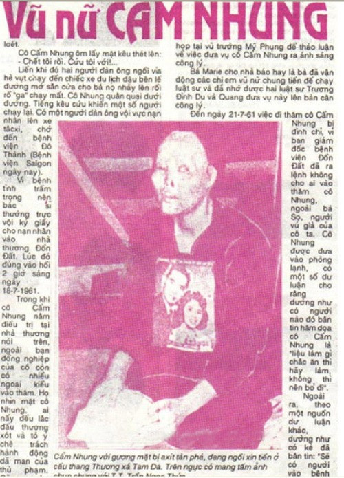 Mọi việc đến tai bà Năm Ra đô, ("hỗn danh" vùng nhà lô Cô Bắc dành cho chính thất của trung tá Thức. Một kế hoạch tiêu diệt tình địch được tiến hành. Hai tên giang hồ có cỡ được thuê với giá 2 lượng vàng. Một ca acid đậm đặc được tạt thẳng vào gương mặt Cẩm Nhung. Có lẽ đây là vụ tạt acid đầu tiên của Việt Nam. Lãnh trọn ca acid, Cẩm Nhung gục ngay tại chỗ. Từ một mỹ nữ bậc nhất Sài Thành, Cẩm Nhung mang trên mình khuôn mặt của quỷ dữ. Những người đàn ông từng vây quanh cô giờ đây xa lánh, bỏ mặc cô. Cuộc đời Cẩm Nhung xuống dốc không phanh vì ngập ngụa trong thuốc phiện và rượu rồi kết thúc khi cô tiêu tán hết tài sản và phải đi ăn xin sống cho qua ngày.(ảnh:hình ảnh Cẩm Nhung sau khi bị tạt axit và đã tiêu tán hết tiền bạc).. Mọi việc đến tai bà Năm Ra đô, ("hỗn danh" vùng nhà lô Cô Bắc dành cho chính thất của trung tá Thức. Một kế hoạch tiêu diệt tình địch được tiến hành. Hai tên giang hồ có cỡ được thuê với giá 2 lượng vàng. Một ca acid đậm đặc được tạt thẳng vào gương mặt Cẩm Nhung. Có lẽ đây là vụ tạt acid đầu tiên của Việt Nam. Lãnh trọn ca acid, Cẩm Nhung gục ngay tại chỗ. Từ một mỹ nữ bậc nhất Sài Thành, Cẩm Nhung mang trên mình khuôn mặt của quỷ dữ. Những người đàn ông từng vây quanh cô giờ đây xa lánh, bỏ mặc cô. Cuộc đời Cẩm Nhung xuống dốc không phanh vì ngập ngụa trong thuốc phiện và rượu rồi kết thúc khi cô tiêu tán hết tài sản và phải đi ăn xin sống cho qua ngày.(ảnh:hình ảnh Cẩm Nhung sau khi bị tạt axit và đã tiêu tán hết tiền bạc)..