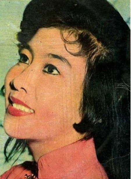 Trong một lần giúp vui cho biệt động quân ở trại Đào Bá Phước theo lời mời của trung tá Ngân, trưởng phòng 3, ca sĩ Kim Loan hội ngộ với Nguyễn Văn Thiệu đang đến dự buổi lễ của binh chủng. Trong một lần giúp vui cho biệt động quân ở trại Đào Bá Phước theo lời mời của trung tá Ngân, trưởng phòng 3, ca sĩ Kim Loan hội ngộ với Nguyễn Văn Thiệu đang đến dự buổi lễ của binh chủng.