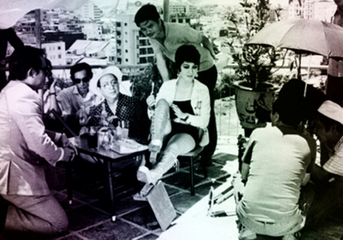 Một nhân vật khác là bà Hà. Vợ của một trung tá không quân giải ngũ do sức khỏe, bà tìm đến bạn bè của chồng để "giao dịch làm ăn". Bà đẹp đến độ trong tất cả mệnh phụ phu nhân và cả nhân tình nhân ngãi của giới tướng tá Sài Gòn khi ấy không ai sánh nổi. Vốn là tiểu thư gốc Hà Nội ăn nói duyên dáng thanh lịch cộng thêm nhan sắc đẹp não nùng, chỉ trong thời gian ngắn, chẳng ai không biết đến bà và cũng chẳng ai nhớ đến ông chồng hom hem của bà đang nằm nhà đợi ngày quy tiên. Những cuộc chiêu đãi của đệ nhất phu nhân Kim Anh - vợ Nguyễn Văn Thiệu và bà đại tướng Trần Thiện Khiêm, lúc nào cũng thấy bà bên cạnh những nhân vật chóp bu của quân đội Sài Gòn. Sau khi trở thành Phó Chủ tịch Hội Bảo trợ gia đình binh sĩ và là "nhân tình nhân bánh" của hơn hai chục tướng lãnh, bà Hà bắt đầu "làm ăn". Chiêu thức rủ hùn hạp thầu rác Mỹ xem ra hiệu nghiệm. Một ngày nọ, mỹ nhân biến mất không tăm tích sau khi thu hoạch khoảng gần 200 triệu đồng (khi ấy 32.000 đồng/lượng vàng) và một số quý kim, hột xoàn của các bậc mệnh phụ phu nhân đương thời. Điều lạ lùng là ngay cả mạng lưới tình báo của cảnh sát đặc biệt và phủ đặc ủy trung ương tình báo của chế độ cũ cũng bó tay không tìm ra mỹ nhân lừa đảo! (ảnh mang tính chất minh họa). Một nhân vật khác là bà Hà. Vợ của một trung tá không quân giải ngũ do sức khỏe, bà tìm đến bạn bè của chồng để "giao dịch làm ăn". Bà đẹp đến độ trong tất cả mệnh phụ phu nhân và cả nhân tình nhân ngãi của giới tướng tá Sài Gòn khi ấy không ai sánh nổi. Vốn là tiểu thư gốc Hà Nội ăn nói duyên dáng thanh lịch cộng thêm nhan sắc đẹp não nùng, chỉ trong thời gian ngắn, chẳng ai không biết đến bà và cũng chẳng ai nhớ đến ông chồng hom hem của bà đang nằm nhà đợi ngày quy tiên. Những cuộc chiêu đãi của đệ nhất phu nhân Kim Anh - vợ Nguyễn Văn Thiệu và bà đại tướng Trần Thiện Khiêm, lúc nào cũng thấy bà bên cạnh những nhân vật chóp bu của quân đội Sài Gòn. Sau khi trở thành Phó Chủ tịch Hội Bảo trợ gia đình binh sĩ và là "nhân tình nhân bánh" của hơn hai chục tướng lãnh, bà Hà bắt đầu "làm ăn". Chiêu thức rủ hùn hạp thầu rác Mỹ xem ra hiệu nghiệm. Một ngày nọ, mỹ nhân biến mất không tăm tích sau khi thu hoạch khoảng gần 200 triệu đồng (khi ấy 32.000 đồng/lượng vàng) và một số quý kim, hột xoàn của các bậc mệnh phụ phu nhân đương thời. Điều lạ lùng là ngay cả mạng lưới tình báo của cảnh sát đặc biệt và phủ đặc ủy trung ương tình báo của chế độ cũ cũng bó tay không tìm ra mỹ nhân lừa đảo! (ảnh mang tính chất minh họa).